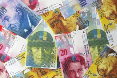 İsviçre frangı banknotları. Mevcut frank para faturaları büyük miktarda masada yatıyor. İş ve yatırım kavramı