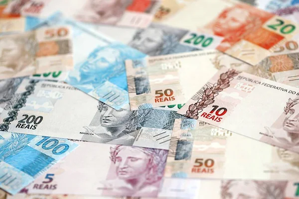 Brezilya Reais banknotları. Mevcut Brezilya gerçek para faturaları masada büyük miktarda yatıyor. Brezilya 'da iş ve yatırım kavramı