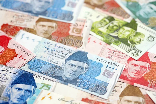 Pakistan banknotları. Pakistan 'ın mevcut para faturaları büyük miktarda masada yatıyor. Pakistan 'da iş ve yatırım kavramı