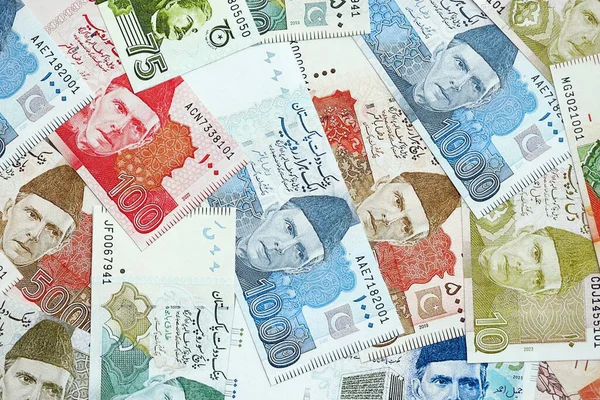 Pakistan banknotları. Pakistan 'ın mevcut para faturaları büyük miktarda masada yatıyor. Pakistan 'da iş ve yatırım kavramı