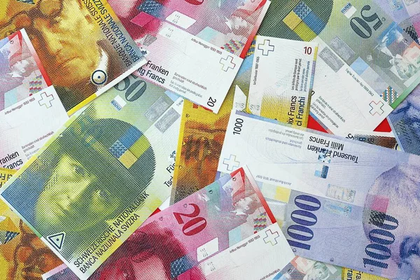 İsviçre frangı banknotları. Mevcut frank para faturaları büyük miktarda masada yatıyor. İsviçre 'de iş ve yatırım kavramı