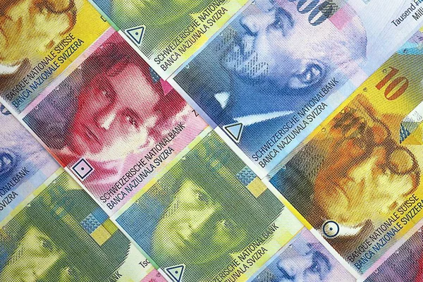 İsviçre frangı banknotları. Mevcut frank para faturaları masanın üzerinde çok yakın mesafede duruyor. İsviçre 'de iş ve yatırım kavramı
