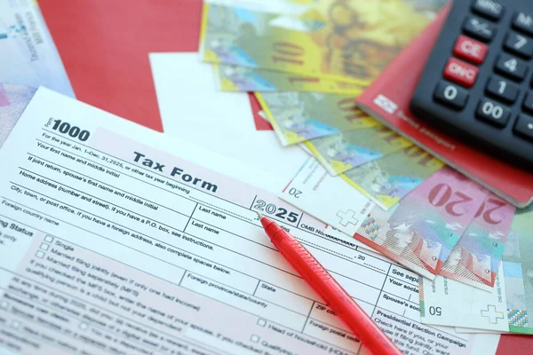 İsviçre frangı banknotları ve vergi formları. Mevcut para faturaları vergi formu ve bayraklarda yatıyor. İsviçre 'de vergilendirme kavramı