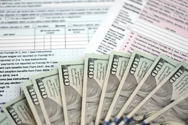 Birleşik Devletler dolarlarının büyük bir kısmı bireysel gelir vergisi iadesi formlarıyla masaya yatırıldı. ABD 'de vergilendirme ve muhasebe kavramı
