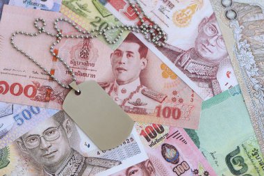 Tayland baht para birimi faturaları ve askeri paralar. Askerlik konsepti