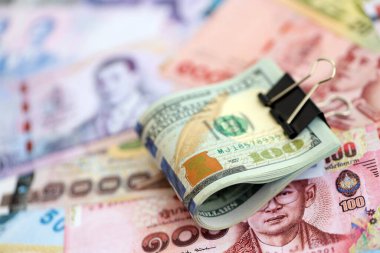 Tayland baht para birimi faturaları ve biz dolar banknotları yakın. Ekonomi ve döviz kuru kavramı