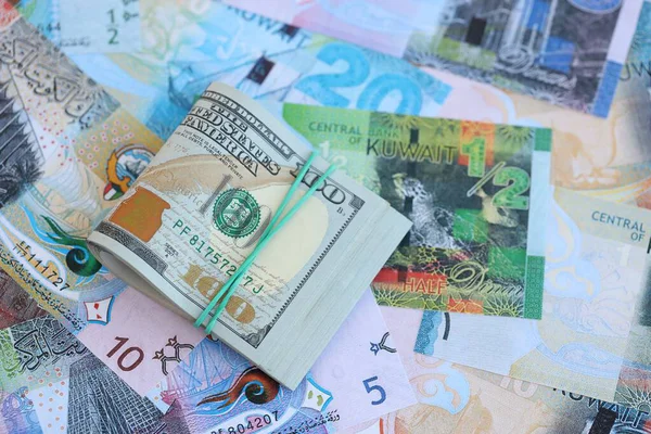 Kuveyt dinarı para birimi faturaları ve biz dolar banknotları kapatıyoruz. Ekonomi ve döviz kuru kavramı