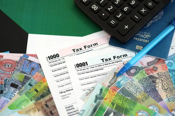 Kuveyt dinarı para faturaları ve vergi formlu hesap makinesi. Vergi ve muhasebe kavramı