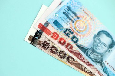 Tayland baht para faturaları büyük miktarda mavi yakın plan. Finans ve bankacılık kavramı