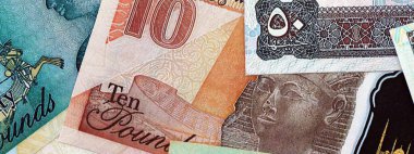 Mısır para birimi banknotları. Mevcut banknotlar masanın üzerinde büyük miktarda yatıyor.