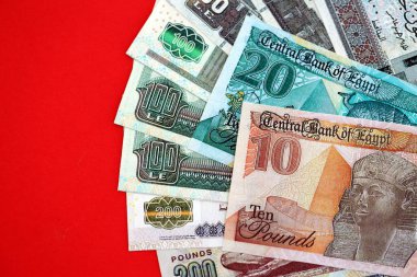 Mısır 'a ait para banknotları kırmızı olana çok yakın. Finans ve bankacılık kavramı