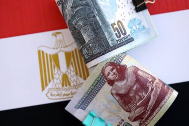 Mısır para birimi banknotları bayrağın üzerinde duruyor. İş ve yatırım kavramı