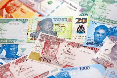 Nijerya naira para birimi faturaları. Mevcut banknotlar masanın üzerinde büyük miktarda yatıyor.