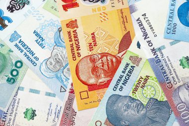 Nijerya naira para birimi. Mevcut banknotlar masanın üzerinde büyük miktarda yatıyor.