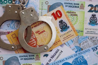 Nijerya naira para birimi faturaları ve kelepçeler. Suç kavramı