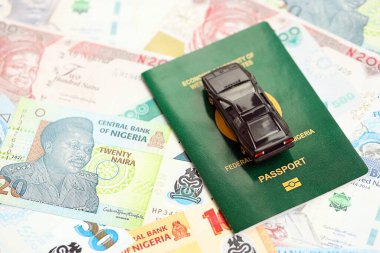 Nijerya naira para birimi faturaları ve yakın pasaportlu araba. Araba sahibi olma kavramı.