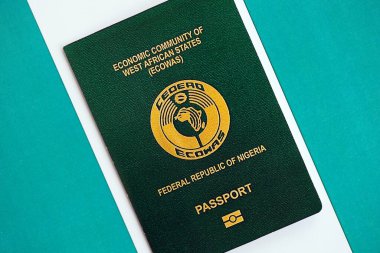 Nijerya pasaportu bayrağın üstünde. Vatandaşlık kavramı