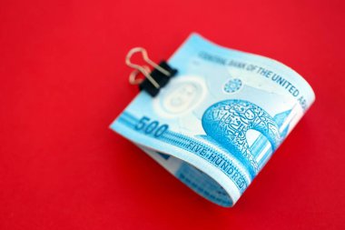 Birleşik Arap Emirlikleri 'nin kara para faturaları kırmızıya yakın çekim için büyük miktarda. Finans ve bankacılık kavramı