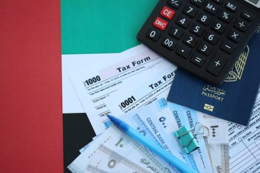 Birleşik Arap Emirlikleri kara para faturaları ve vergi formlu hesap makinesi. Vergi ve muhasebe kavramı