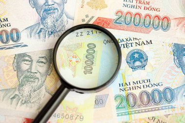Vietnam dong para birimi faturaları ve büyüteç yakın çekim. Finansal izleme ve vergilendirme kavramı