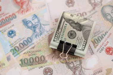 Vietnam dong para banknotları ve biz dolar banknotları yakın yakın. Ekonomi ve döviz kuru kavramı