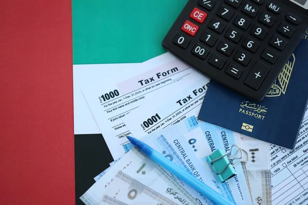 Birleşik Arap Emirlikleri kara para faturaları ve vergi formlu hesap makinesi. Vergi ve muhasebe kavramı