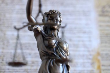 Lady Justice bronz heykeli ve ABD Anayasası sayfasını kapatmış. Amerika Birleşik Devletleri 'nde dava ve adalet