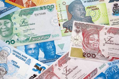 Nijerya naira para birimi faturaları. Mevcut banknotlar masanın üzerinde büyük miktarda yatıyor.