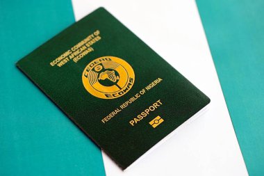 Nijerya pasaportu bayrağın üstünde. Vatandaşlık kavramı