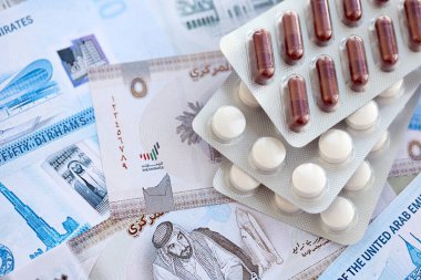 Birleşik Arap Emirlikleri kara para birimi faturaları ve ilaç hapları yakında. İlaç ve eczane kavramı