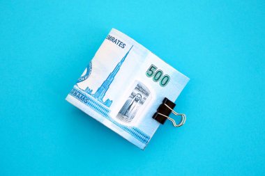 Birleşik Arap Emirlikleri 'nin kara para banknotları. Finans ve bankacılık kavramı