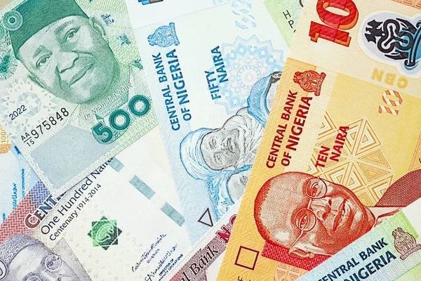 Nijerya naira para birimi. Mevcut banknotlar masanın üzerinde büyük miktarda yatıyor.