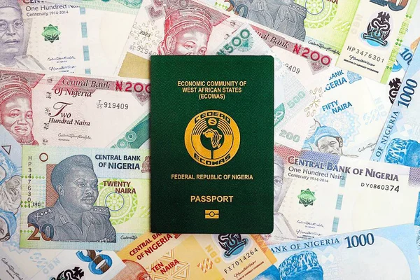 Nijerya naira para birimi faturaları ve pasaport kapatılıyor. Seyahat ve tatil kavramı