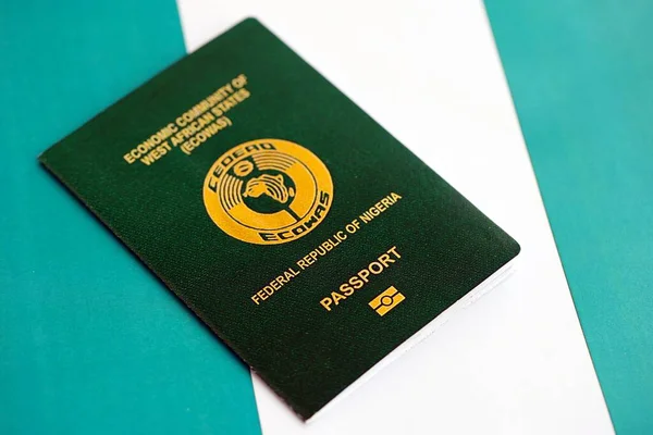 Nijerya pasaportu bayrağın üstünde. Vatandaşlık kavramı