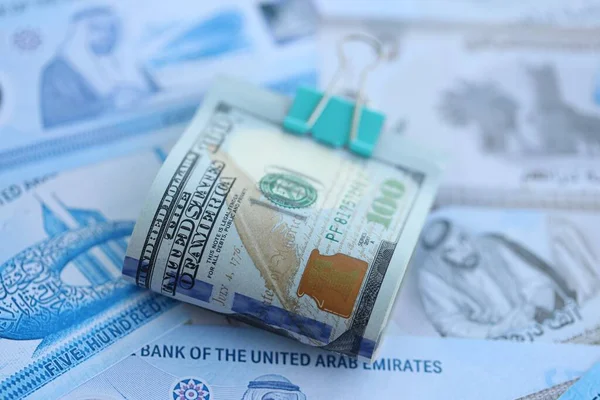 Birleşik Arap Emirlikleri kara para birimi faturaları ve biz dolar banknotları yakın yakın. Ekonomi ve döviz kuru kavramı