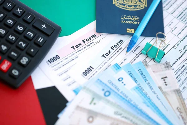Birleşik Arap Emirlikleri kara para faturaları ve vergi formlu hesap makinesi. Vergi ve muhasebe kavramı
