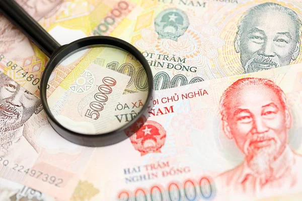 Vietnam dong para birimi faturaları ve büyüteç yakın çekim. Finansal izleme ve vergilendirme kavramı