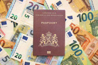 Hollanda pasaportu, yakın plandaki büyük miktardaki avroluk para banknotlarına dayanıyor. Avrupa 'da zengin yaşam ve seyahat kavramı