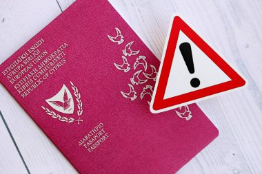 Beyaz ahşap arka planda ünlem işareti olan Kyu pasaportu. Yakın plan. Avrupa konseptinde vatandaşlık sorunları