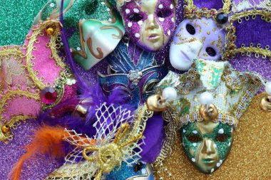 Renkli arka planda farklı karnaval maskeleri. Mardi Gras Şişman Salı Kutlaması