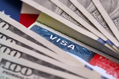 İş ve Seyahat VISA, Göçmenlik ve Amerika Birleşik Devletleri bayrakları üzerine dolar banknotları