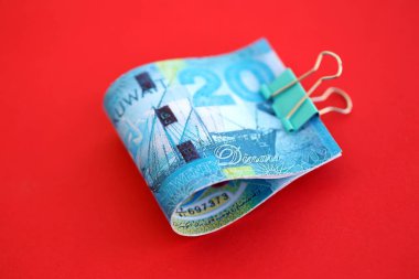 Kuveyt dinarı kırmızı ışıkta büyük miktarda para getiriyor. Finans ve bankacılık kavramı