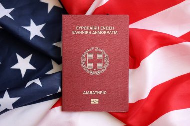 Yunanistan pasaportu, Amerika Birleşik Devletleri bayrağını sallayarak yaklaşıyor. ABD Vize ve Göçmenlik Konsepti