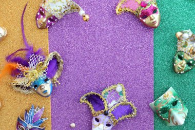 Bir grup Venedik, Mardi Gras maskesi ya da renkli bir parıltı arka planında gizlenen yakın plan