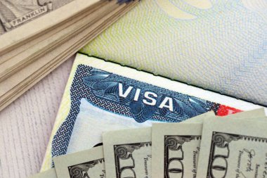 Pasaport kapağını Amerikan vize sayfası ve seyahat arkaplanı olarak 100 dolar ile kapat