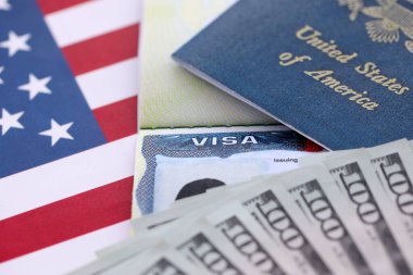 Pasaport ve göçmenlik vizesi ve ABD bayrağına yakın bir sürü para ile birlikte. Göç vizesi ve seyahat vergisi kavramı