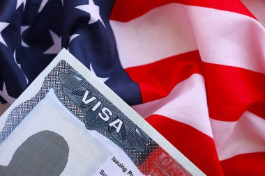 ABD VISA Amerika Birleşik Devletleri. Amerikan Turist ya da Yeşil Kart vizesi bayrak arka planında yakın plan