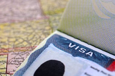 Amerika 'ya vize ve Amerika' ya bir seyahat. ABD haritasının arka planına sahip vize imzası kapat