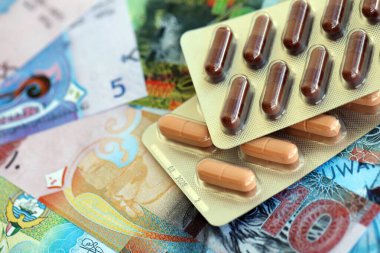 Kuveyt para birimi faturaları ve ilaç hapları yakında. İlaç ve eczane kavramı