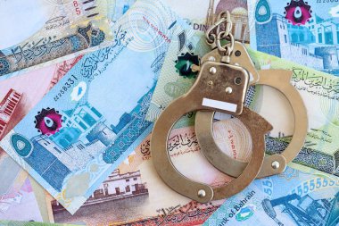 Bahreyn dinar para birimi faturaları ve kelepçeler. Suç kavramı